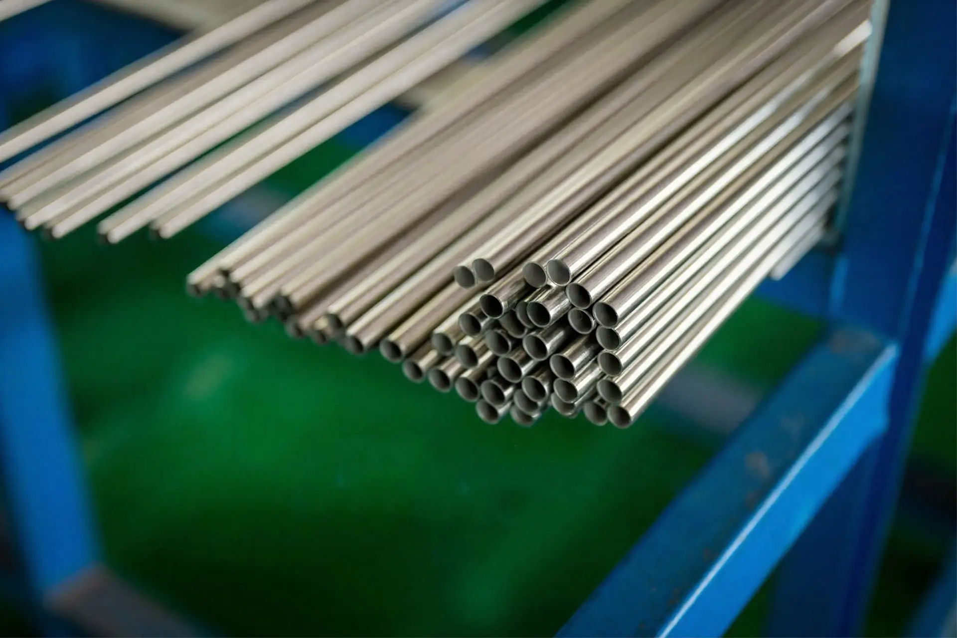 arialloy nickel alloy seamless tube fabrication tube ends in blue rack